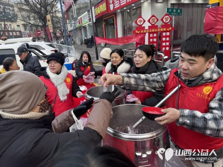 一碗腊八粥温暖一座城 阳泉市义工联合会第十三届“浓情腊八爱心粥”公益活动一碗碗饱含深情的腊八粥送到了独居老人环卫工人户外工作者及路人手中 - 第8张 - 山西公益人 一碗腊八粥温暖一座城 阳泉市义工联合会第十三届“浓情腊八爱心粥”公益活动一碗碗饱含深情的腊八粥送到了独居老人环卫工人户外工作者及路人手中 - 第8张