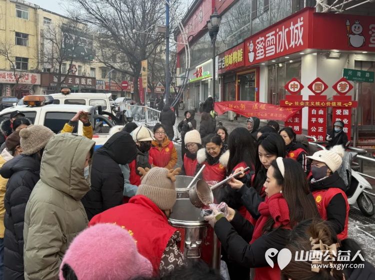 一碗腊八粥温暖一座城 阳泉市义工联合会第十三届“浓情腊八爱心粥”公益活动一碗碗饱含深情的腊八粥送到了独居老人环卫工人户外工作者及路人手中 - 第9张 - 山西公益人 一碗腊八粥温暖一座城 阳泉市义工联合会第十三届“浓情腊八爱心粥”公益活动一碗碗饱含深情的腊八粥送到了独居老人环卫工人户外工作者及路人手中 - 第9张