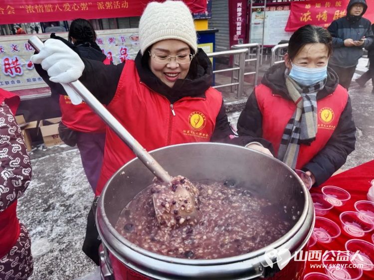 一碗腊八粥温暖一座城 阳泉市义工联合会第十三届“浓情腊八爱心粥”公益活动一碗碗饱含深情的腊八粥送到了独居老人环卫工人户外工作者及路人手中 - 第19张 - 山西公益人 一碗腊八粥温暖一座城 阳泉市义工联合会第十三届“浓情腊八爱心粥”公益活动一碗碗饱含深情的腊八粥送到了独居老人环卫工人户外工作者及路人手中 - 第19张