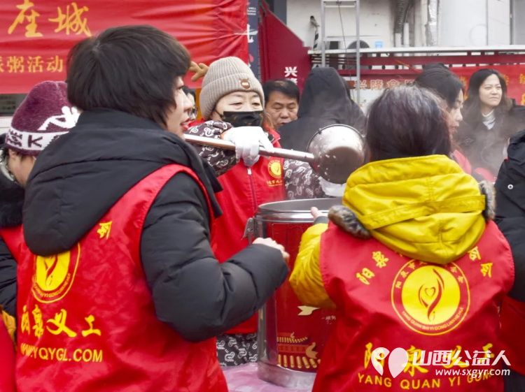 一碗腊八粥温暖一座城 阳泉市义工联合会第十三届“浓情腊八爱心粥”公益活动一碗碗饱含深情的腊八粥送到了独居老人环卫工人户外工作者及路人手中 - 第35张 - 山西公益人 一碗腊八粥温暖一座城 阳泉市义工联合会第十三届“浓情腊八爱心粥”公益活动一碗碗饱含深情的腊八粥送到了独居老人环卫工人户外工作者及路人手中 - 第35张