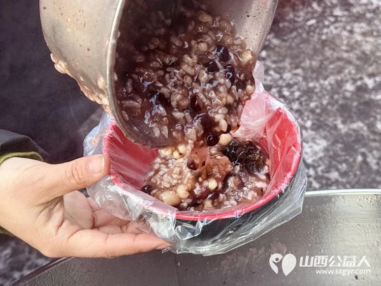 一碗腊八粥温暖一座城 阳泉市义工联合会第十三届“浓情腊八爱心粥”公益活动一碗碗饱含深情的腊八粥送到了独居老人环卫工人户外工作者及路人手中 - 第72张 - 山西公益人 一碗腊八粥温暖一座城 阳泉市义工联合会第十三届“浓情腊八爱心粥”公益活动一碗碗饱含深情的腊八粥送到了独居老人环卫工人户外工作者及路人手中 - 第72张