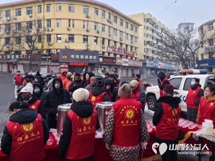 一碗腊八粥温暖一座城 阳泉市义工联合会第十三届“浓情腊八爱心粥”公益活动一碗碗饱含深情的腊八粥送到了独居老人环卫工人户外工作者及路人手中 - 第7张 - 山西公益人 一碗腊八粥温暖一座城 阳泉市义工联合会第十三届“浓情腊八爱心粥”公益活动一碗碗饱含深情的腊八粥送到了独居老人环卫工人户外工作者及路人手中 - 第7张
