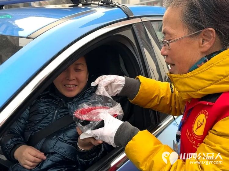 一碗腊八粥温暖一座城 阳泉市义工联合会第十三届“浓情腊八爱心粥”公益活动一碗碗饱含深情的腊八粥送到了独居老人环卫工人户外工作者及路人手中 - 第70张 - 山西公益人 一碗腊八粥温暖一座城 阳泉市义工联合会第十三届“浓情腊八爱心粥”公益活动一碗碗饱含深情的腊八粥送到了独居老人环卫工人户外工作者及路人手中 - 第70张