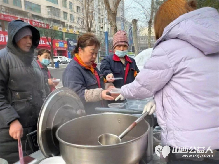 一碗腊八粥温暖一座城 阳泉市义工联合会第十三届“浓情腊八爱心粥”公益活动一碗碗饱含深情的腊八粥送到了独居老人环卫工人户外工作者及路人手中 - 第84张 - 山西公益人 一碗腊八粥温暖一座城 阳泉市义工联合会第十三届“浓情腊八爱心粥”公益活动一碗碗饱含深情的腊八粥送到了独居老人环卫工人户外工作者及路人手中 - 第84张