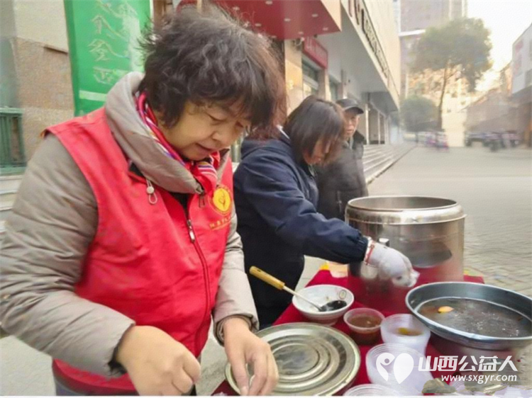一碗腊八粥温暖一座城 阳泉市义工联合会第十三届“浓情腊八爱心粥”公益活动一碗碗饱含深情的腊八粥送到了独居老人环卫工人户外工作者及路人手中 - 第67张 - 山西公益人 一碗腊八粥温暖一座城 阳泉市义工联合会第十三届“浓情腊八爱心粥”公益活动一碗碗饱含深情的腊八粥送到了独居老人环卫工人户外工作者及路人手中 - 第67张