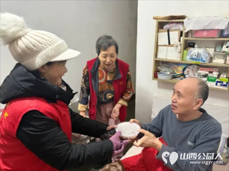 一碗腊八粥温暖一座城 阳泉市义工联合会第十三届“浓情腊八爱心粥”公益活动一碗碗饱含深情的腊八粥送到了独居老人环卫工人户外工作者及路人手中 - 第57张 - 山西公益人 一碗腊八粥温暖一座城 阳泉市义工联合会第十三届“浓情腊八爱心粥”公益活动一碗碗饱含深情的腊八粥送到了独居老人环卫工人户外工作者及路人手中 - 第57张