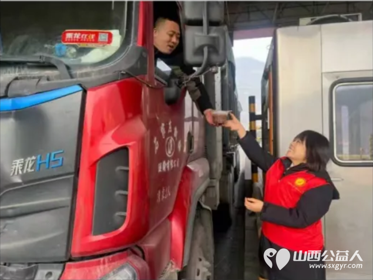 一碗腊八粥温暖一座城 阳泉市义工联合会第十三届“浓情腊八爱心粥”公益活动一碗碗饱含深情的腊八粥送到了独居老人环卫工人户外工作者及路人手中 - 第80张 - 山西公益人 一碗腊八粥温暖一座城 阳泉市义工联合会第十三届“浓情腊八爱心粥”公益活动一碗碗饱含深情的腊八粥送到了独居老人环卫工人户外工作者及路人手中 - 第80张