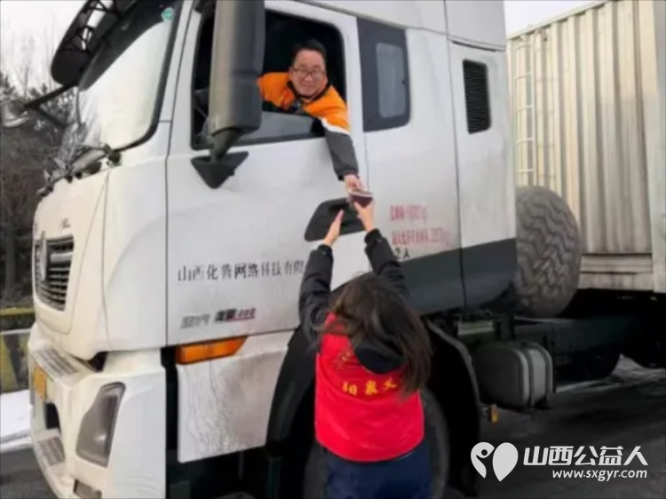 一碗腊八粥温暖一座城 阳泉市义工联合会第十三届“浓情腊八爱心粥”公益活动一碗碗饱含深情的腊八粥送到了独居老人环卫工人户外工作者及路人手中 - 第78张 - 山西公益人 一碗腊八粥温暖一座城 阳泉市义工联合会第十三届“浓情腊八爱心粥”公益活动一碗碗饱含深情的腊八粥送到了独居老人环卫工人户外工作者及路人手中 - 第78张