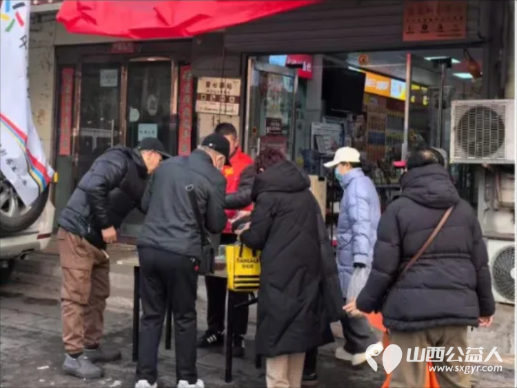 一碗腊八粥温暖一座城 阳泉市义工联合会第十三届“浓情腊八爱心粥”公益活动一碗碗饱含深情的腊八粥送到了独居老人环卫工人户外工作者及路人手中 - 第63张 - 山西公益人 一碗腊八粥温暖一座城 阳泉市义工联合会第十三届“浓情腊八爱心粥”公益活动一碗碗饱含深情的腊八粥送到了独居老人环卫工人户外工作者及路人手中 - 第63张