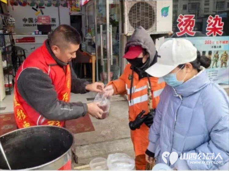 一碗腊八粥温暖一座城 阳泉市义工联合会第十三届“浓情腊八爱心粥”公益活动一碗碗饱含深情的腊八粥送到了独居老人环卫工人户外工作者及路人手中 - 第61张 - 山西公益人 一碗腊八粥温暖一座城 阳泉市义工联合会第十三届“浓情腊八爱心粥”公益活动一碗碗饱含深情的腊八粥送到了独居老人环卫工人户外工作者及路人手中 - 第61张