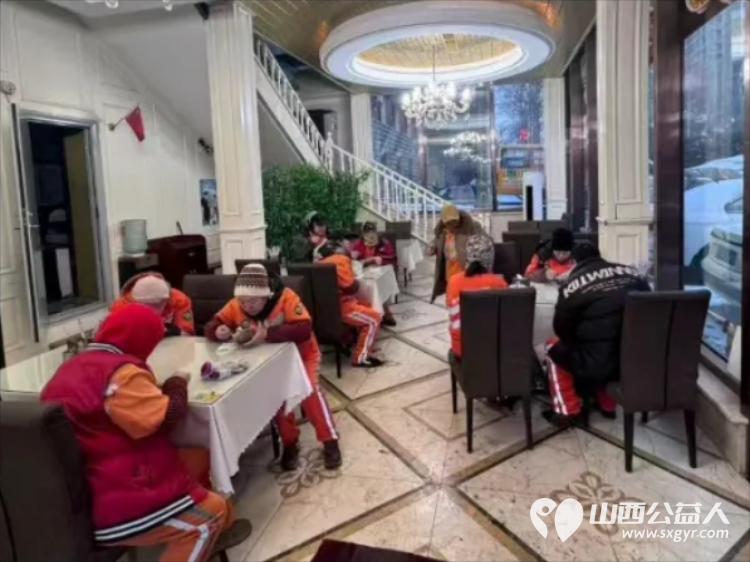 一碗腊八粥温暖一座城 阳泉市义工联合会第十三届“浓情腊八爱心粥”公益活动一碗碗饱含深情的腊八粥送到了独居老人环卫工人户外工作者及路人手中 - 第62张 - 山西公益人 一碗腊八粥温暖一座城 阳泉市义工联合会第十三届“浓情腊八爱心粥”公益活动一碗碗饱含深情的腊八粥送到了独居老人环卫工人户外工作者及路人手中 - 第62张