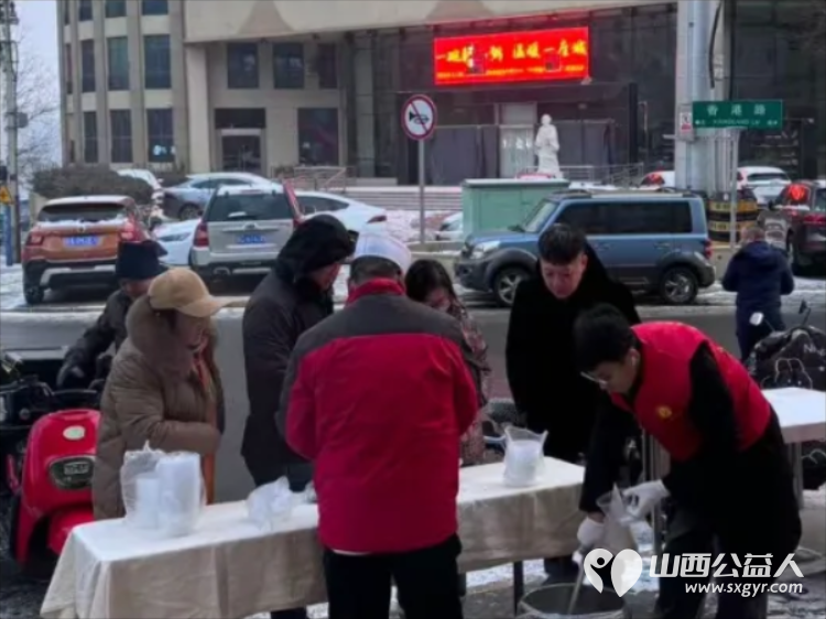 一碗腊八粥温暖一座城 阳泉市义工联合会第十三届“浓情腊八爱心粥”公益活动一碗碗饱含深情的腊八粥送到了独居老人环卫工人户外工作者及路人手中 - 第50张 - 山西公益人 一碗腊八粥温暖一座城 阳泉市义工联合会第十三届“浓情腊八爱心粥”公益活动一碗碗饱含深情的腊八粥送到了独居老人环卫工人户外工作者及路人手中 - 第50张