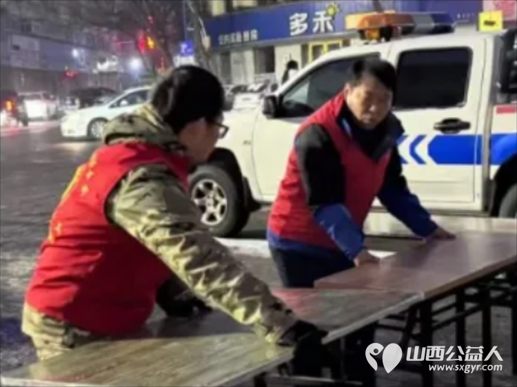 一碗腊八粥温暖一座城 阳泉市义工联合会第十三届“浓情腊八爱心粥”公益活动一碗碗饱含深情的腊八粥送到了独居老人环卫工人户外工作者及路人手中 - 第37张 - 山西公益人 一碗腊八粥温暖一座城 阳泉市义工联合会第十三届“浓情腊八爱心粥”公益活动一碗碗饱含深情的腊八粥送到了独居老人环卫工人户外工作者及路人手中 - 第37张