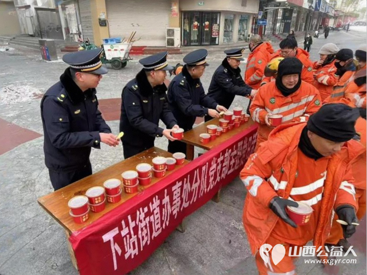 一碗腊八粥温暖一座城 阳泉市义工联合会第十三届“浓情腊八爱心粥”公益活动一碗碗饱含深情的腊八粥送到了独居老人环卫工人户外工作者及路人手中 - 第25张 - 山西公益人 一碗腊八粥温暖一座城 阳泉市义工联合会第十三届“浓情腊八爱心粥”公益活动一碗碗饱含深情的腊八粥送到了独居老人环卫工人户外工作者及路人手中 - 第25张