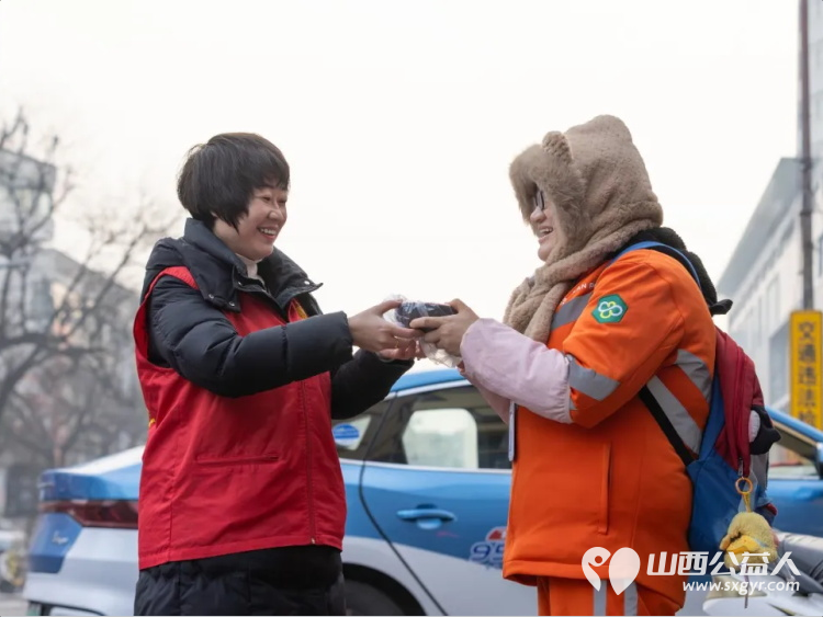 一碗腊八粥温暖一座城 阳泉市义工联合会第十三届“浓情腊八爱心粥”公益活动一碗碗饱含深情的腊八粥送到了独居老人环卫工人户外工作者及路人手中 - 第21张 - 山西公益人 一碗腊八粥温暖一座城 阳泉市义工联合会第十三届“浓情腊八爱心粥”公益活动一碗碗饱含深情的腊八粥送到了独居老人环卫工人户外工作者及路人手中 - 第21张