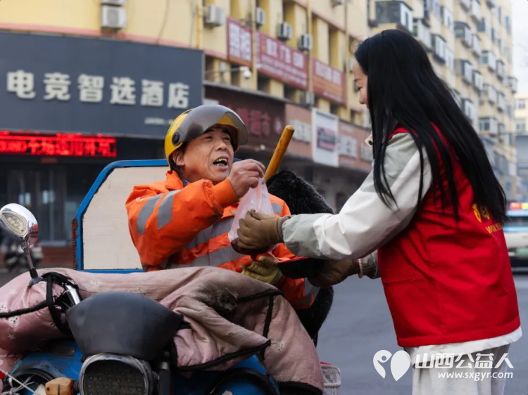 一碗腊八粥温暖一座城 阳泉市义工联合会第十三届“浓情腊八爱心粥”公益活动一碗碗饱含深情的腊八粥送到了独居老人环卫工人户外工作者及路人手中 - 第22张 - 山西公益人 一碗腊八粥温暖一座城 阳泉市义工联合会第十三届“浓情腊八爱心粥”公益活动一碗碗饱含深情的腊八粥送到了独居老人环卫工人户外工作者及路人手中 - 第22张