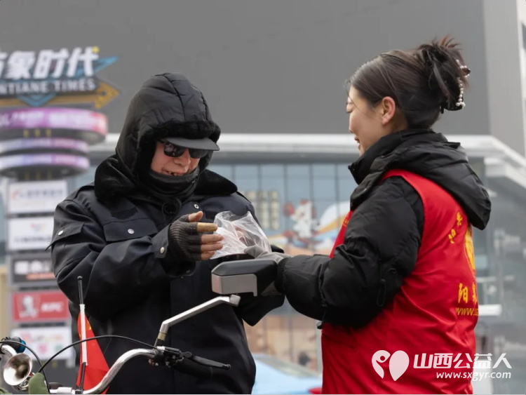 一碗腊八粥温暖一座城 阳泉市义工联合会第十三届“浓情腊八爱心粥”公益活动一碗碗饱含深情的腊八粥送到了独居老人环卫工人户外工作者及路人手中 - 第20张 - 山西公益人 一碗腊八粥温暖一座城 阳泉市义工联合会第十三届“浓情腊八爱心粥”公益活动一碗碗饱含深情的腊八粥送到了独居老人环卫工人户外工作者及路人手中 - 第20张