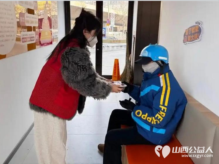 太原市平阳路街道文华苑社区暖新驿站携手爱心门店悦州渔庄举办“浓情腊八福粥到暖新驿站护前行”活动为快递员外卖骑手环卫工人等送上腊八粥与节日祝福 - 第4张 - 山西公益人 太原市平阳路街道文华苑社区暖新驿站携手爱心门店悦州渔庄举办“浓情腊八福粥到暖新驿站护前行”活动为快递员外卖骑手环卫工人等送上腊八粥与节日祝福 - 第4张