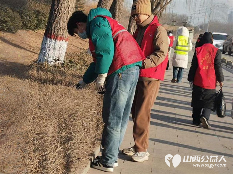 文水县爱心帮扶志愿者协会1月23日组织返乡学子赴文峪河畔以行动践行新时代文明实践弯腰拾捡白色垃圾让河畔重归洁净 - 第8张 - 山西公益人 文水县爱心帮扶志愿者协会1月23日组织返乡学子赴文峪河畔以行动践行新时代文明实践弯腰拾捡白色垃圾让河畔重归洁净 - 第8张