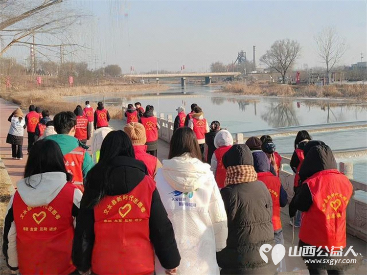 文水县爱心帮扶志愿者协会1月23日组织返乡学子赴文峪河畔以行动践行新时代文明实践弯腰拾捡白色垃圾让河畔重归洁净 - 第2张 - 山西公益人 文水县爱心帮扶志愿者协会1月23日组织返乡学子赴文峪河畔以行动践行新时代文明实践弯腰拾捡白色垃圾让河畔重归洁净 - 第2张