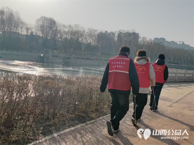 文水县爱心帮扶志愿者协会1月23日组织返乡学子赴文峪河畔以行动践行新时代文明实践弯腰拾捡白色垃圾让河畔重归洁净 - 第3张 - 山西公益人 文水县爱心帮扶志愿者协会1月23日组织返乡学子赴文峪河畔以行动践行新时代文明实践弯腰拾捡白色垃圾让河畔重归洁净 - 第3张