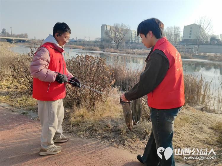 文水县爱心帮扶志愿者协会1月23日组织返乡学子赴文峪河畔以行动践行新时代文明实践弯腰拾捡白色垃圾让河畔重归洁净 - 第6张 - 山西公益人 文水县爱心帮扶志愿者协会1月23日组织返乡学子赴文峪河畔以行动践行新时代文明实践弯腰拾捡白色垃圾让河畔重归洁净 - 第6张