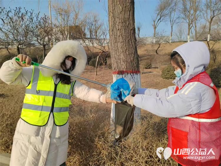 文水县爱心帮扶志愿者协会1月23日组织返乡学子赴文峪河畔以行动践行新时代文明实践弯腰拾捡白色垃圾让河畔重归洁净 - 第5张 - 山西公益人 文水县爱心帮扶志愿者协会1月23日组织返乡学子赴文峪河畔以行动践行新时代文明实践弯腰拾捡白色垃圾让河畔重归洁净 - 第5张