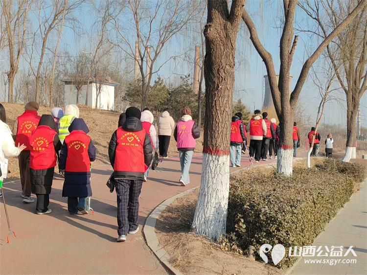 文水县爱心帮扶志愿者协会1月23日组织返乡学子赴文峪河畔以行动践行新时代文明实践弯腰拾捡白色垃圾让河畔重归洁净 - 第4张 - 山西公益人 文水县爱心帮扶志愿者协会1月23日组织返乡学子赴文峪河畔以行动践行新时代文明实践弯腰拾捡白色垃圾让河畔重归洁净 - 第4张