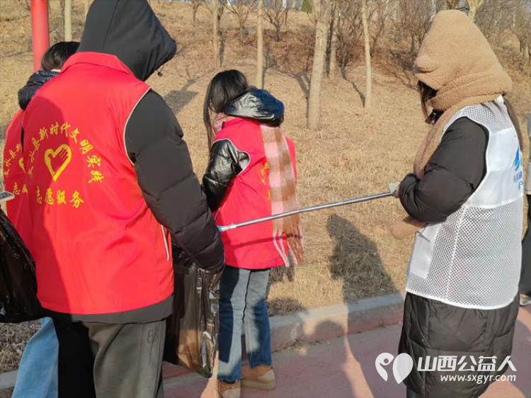 文水县爱心帮扶志愿者协会1月23日组织返乡学子赴文峪河畔以行动践行新时代文明实践弯腰拾捡白色垃圾让河畔重归洁净 - 第7张 - 山西公益人 文水县爱心帮扶志愿者协会1月23日组织返乡学子赴文峪河畔以行动践行新时代文明实践弯腰拾捡白色垃圾让河畔重归洁净 - 第7张