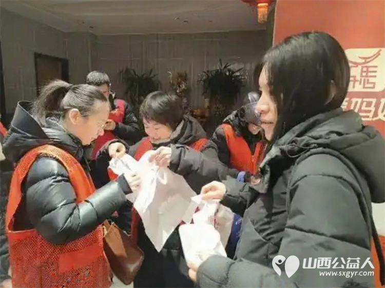 太原市小店区滨东社区携爱心企业最爱妈妈菜饭店为特殊群体送上腊八温情熬制了饱含祝福的腊八粥由社区志愿者送至辖区困难群体及65岁以上居民代表家中 - 第2张