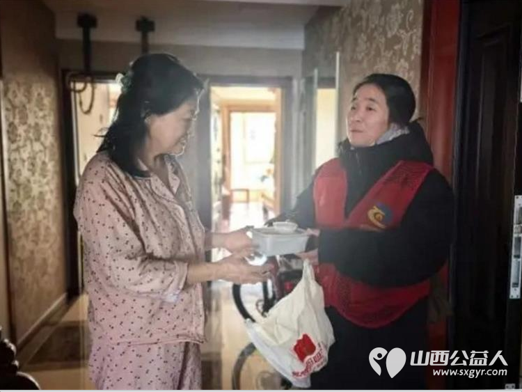 太原市小店区滨东社区携爱心企业最爱妈妈菜饭店为特殊群体送上腊八温情熬制了饱含祝福的腊八粥由社区志愿者送至辖区困难群体及65岁以上居民代表家中 - 第5张
