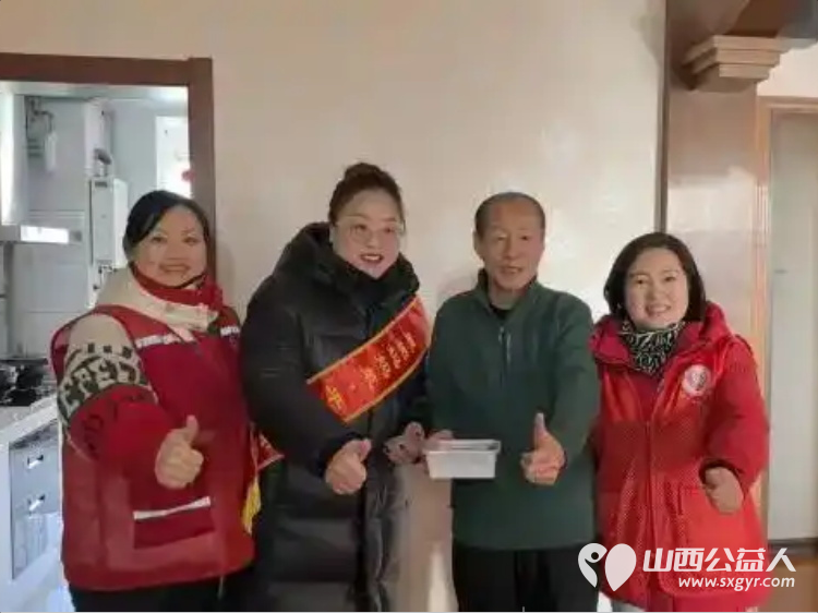 太原市小店区滨东社区携爱心企业最爱妈妈菜饭店为特殊群体送上腊八温情熬制了饱含祝福的腊八粥由社区志愿者送至辖区困难群体及65岁以上居民代表家中 - 第1张