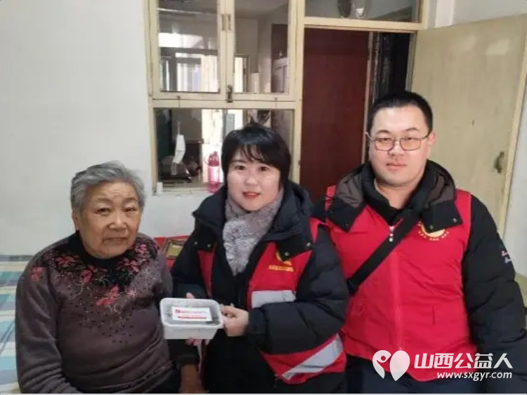 太原市小店区滨东社区携爱心企业最爱妈妈菜饭店为特殊群体送上腊八温情熬制了饱含祝福的腊八粥由社区志愿者送至辖区困难群体及65岁以上居民代表家中 - 第4张