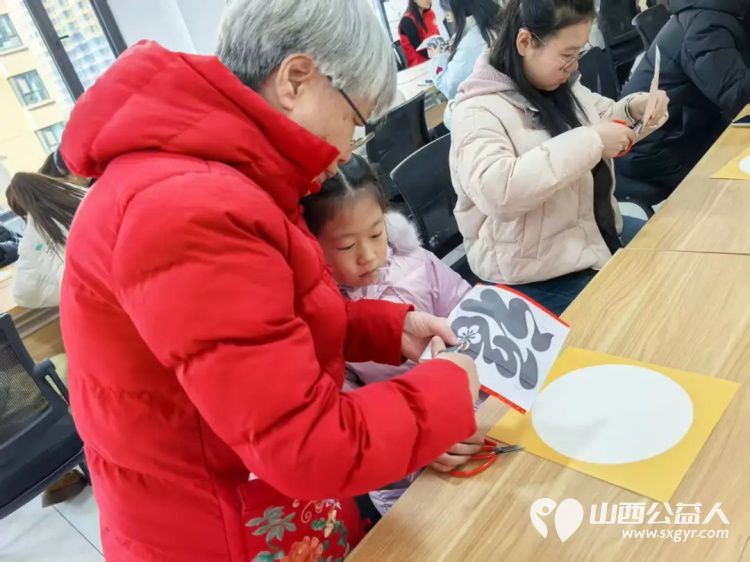 共青团·伙伴计划社区示范项目 运城市爱心驿站社会工作服务中心开展剪纸迎福亲子同乐手工兴趣活动带领青少年及家长学习剪纸技法 - 第9张
