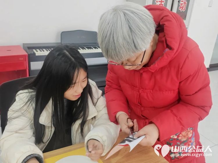 共青团·伙伴计划社区示范项目 运城市爱心驿站社会工作服务中心开展剪纸迎福亲子同乐手工兴趣活动带领青少年及家长学习剪纸技法 - 第6张