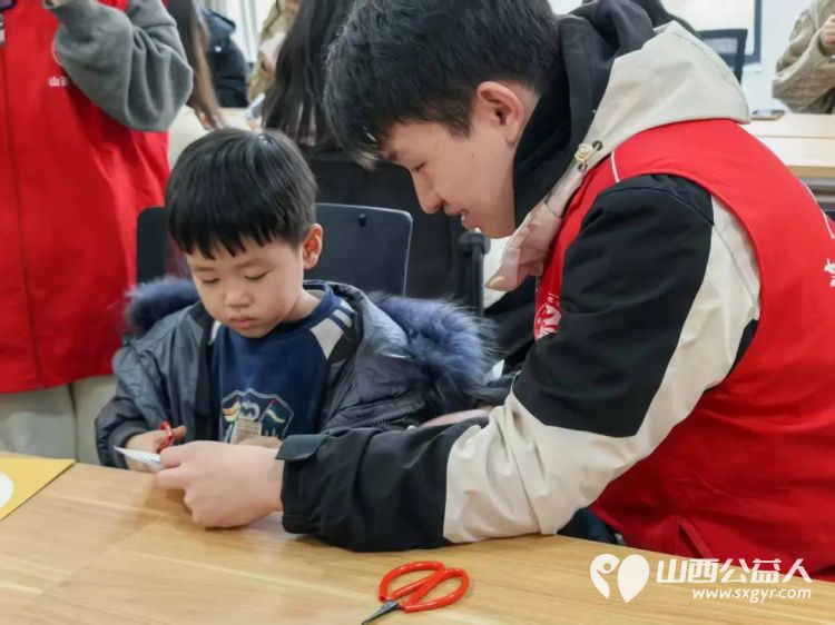 共青团·伙伴计划社区示范项目 运城市爱心驿站社会工作服务中心开展剪纸迎福亲子同乐手工兴趣活动带领青少年及家长学习剪纸技法 - 第10张