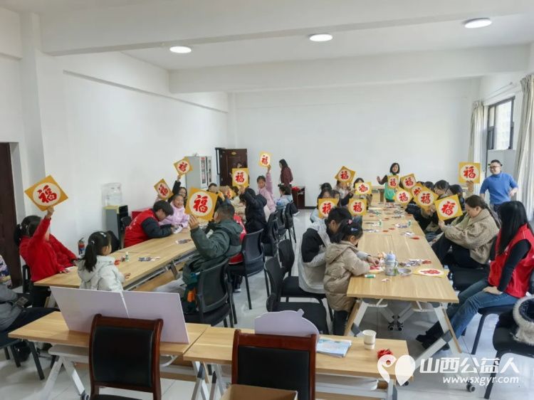 共青团·伙伴计划社区示范项目 运城市爱心驿站社会工作服务中心开展剪纸迎福亲子同乐手工兴趣活动带领青少年及家长学习剪纸技法 - 第2张