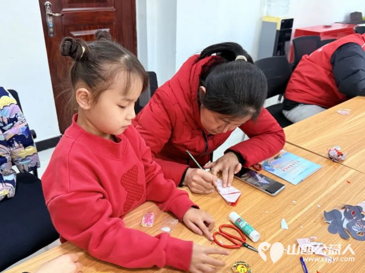 共青团·伙伴计划社区示范项目 运城市爱心驿站社会工作服务中心开展剪纸迎福亲子同乐手工兴趣活动带领青少年及家长学习剪纸技法 - 第7张