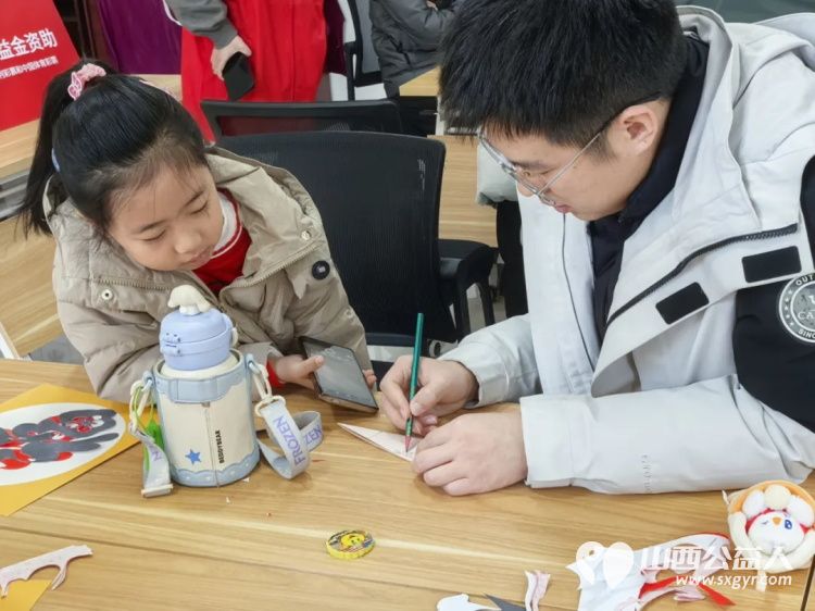 共青团·伙伴计划社区示范项目 运城市爱心驿站社会工作服务中心开展剪纸迎福亲子同乐手工兴趣活动带领青少年及家长学习剪纸技法 - 第8张