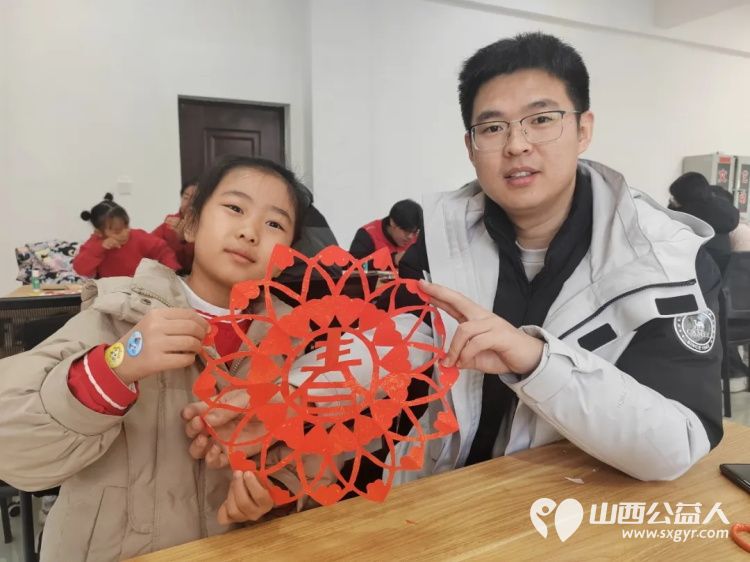 共青团·伙伴计划社区示范项目 运城市爱心驿站社会工作服务中心开展剪纸迎福亲子同乐手工兴趣活动带领青少年及家长学习剪纸技法 - 第4张