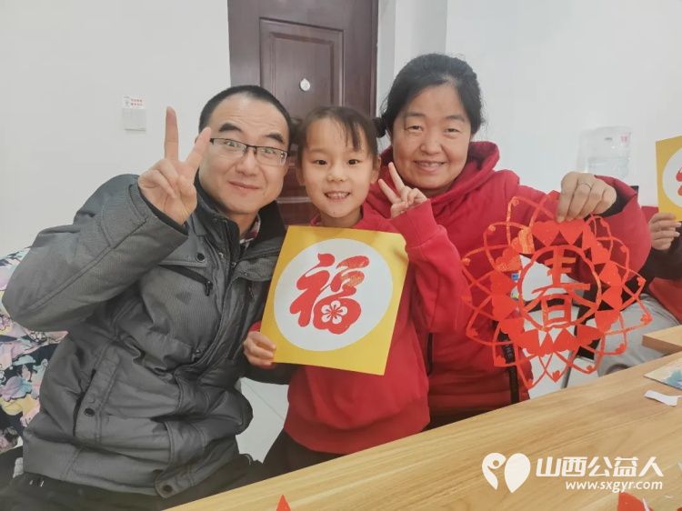 共青团·伙伴计划社区示范项目 运城市爱心驿站社会工作服务中心开展剪纸迎福亲子同乐手工兴趣活动带领青少年及家长学习剪纸技法 - 第3张