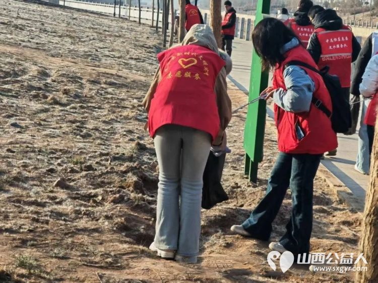 守护生态绿我们一直在行动 1月24日文水县爱心帮扶志愿者协会继续组织返乡大学生与志愿者们共同奔赴文峪河畔合力清理出4袋垃圾 - 第13张