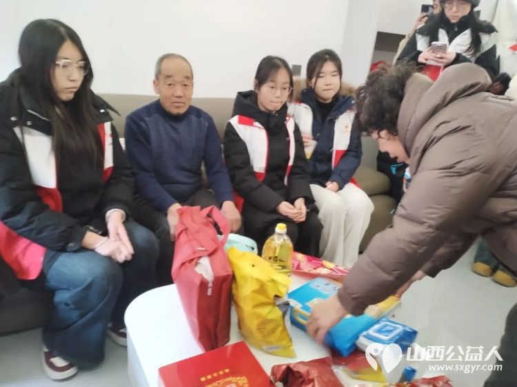 博爱暖新居情系搬迁户----忻州市红十字会志愿服务队走进忻府区桥西街道怡居苑小区开展春节慰问活动将温暖家庭包送到九户异地搬迁户老人手中 - 第5张 - 山西公益人 博爱暖新居情系搬迁户----忻州市红十字会志愿服务队走进忻府区桥西街道怡居苑小区开展春节慰问活动将温暖家庭包送到九户异地搬迁户老人手中 - 第5张