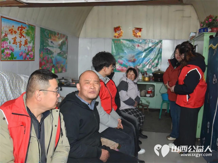 寒岁添暖意大爱润民心----兴县同城爱心公益协会开展冬日慰问活动为奥家湾乡李家塔村吕旭珍家送去大米白面黄油红枣蛋糕等生活用品 - 第2张