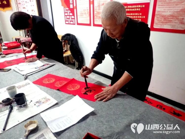 介休市御珑湾物业第五届我出春联你来写活动于元月24日在御珑湾物业二层举办介休老年书画研究会会员及社区书法爱好者挥毫泼墨书写春联送给社区居民 - 第16张 - 山西公益人 介休市御珑湾物业第五届我出春联你来写活动于元月24日在御珑湾物业二层举办介休老年书画研究会会员及社区书法爱好者挥毫泼墨书写春联送给社区居民 - 第16张