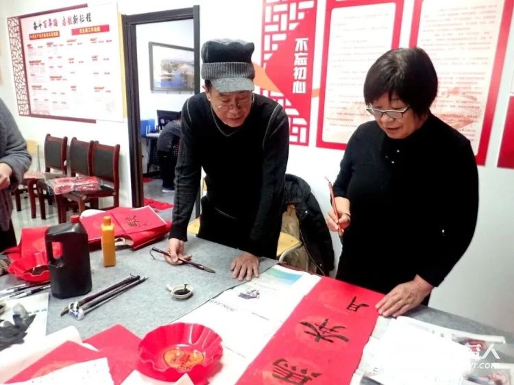 介休市御珑湾物业第五届我出春联你来写活动于元月24日在御珑湾物业二层举办介休老年书画研究会会员及社区书法爱好者挥毫泼墨书写春联送给社区居民 - 第14张 - 山西公益人 介休市御珑湾物业第五届我出春联你来写活动于元月24日在御珑湾物业二层举办介休老年书画研究会会员及社区书法爱好者挥毫泼墨书写春联送给社区居民 - 第14张