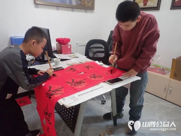 介休市御珑湾物业第五届我出春联你来写活动于元月24日在御珑湾物业二层举办介休老年书画研究会会员及社区书法爱好者挥毫泼墨书写春联送给社区居民 - 第20张 - 山西公益人 介休市御珑湾物业第五届我出春联你来写活动于元月24日在御珑湾物业二层举办介休老年书画研究会会员及社区书法爱好者挥毫泼墨书写春联送给社区居民 - 第20张
