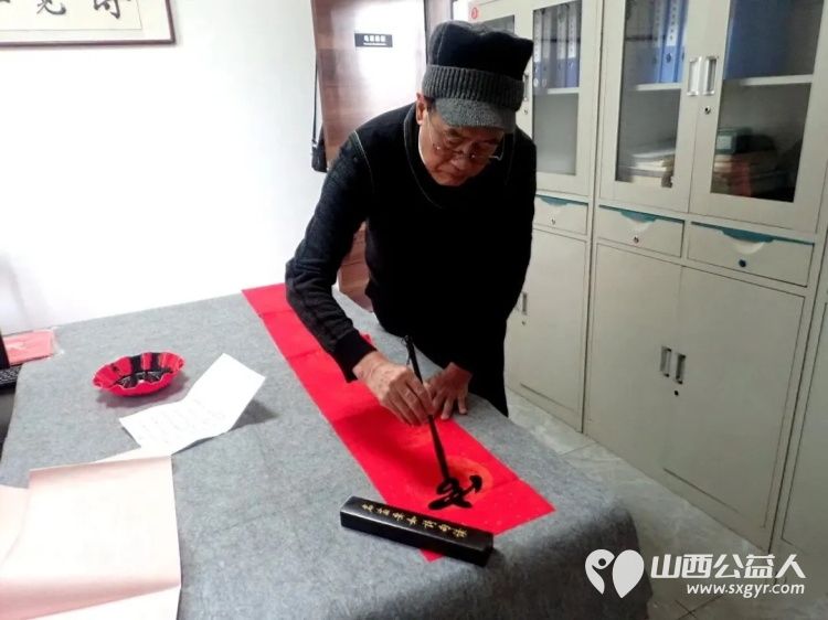 介休市御珑湾物业第五届我出春联你来写活动于元月24日在御珑湾物业二层举办介休老年书画研究会会员及社区书法爱好者挥毫泼墨书写春联送给社区居民 - 第22张 - 山西公益人 介休市御珑湾物业第五届我出春联你来写活动于元月24日在御珑湾物业二层举办介休老年书画研究会会员及社区书法爱好者挥毫泼墨书写春联送给社区居民 - 第22张