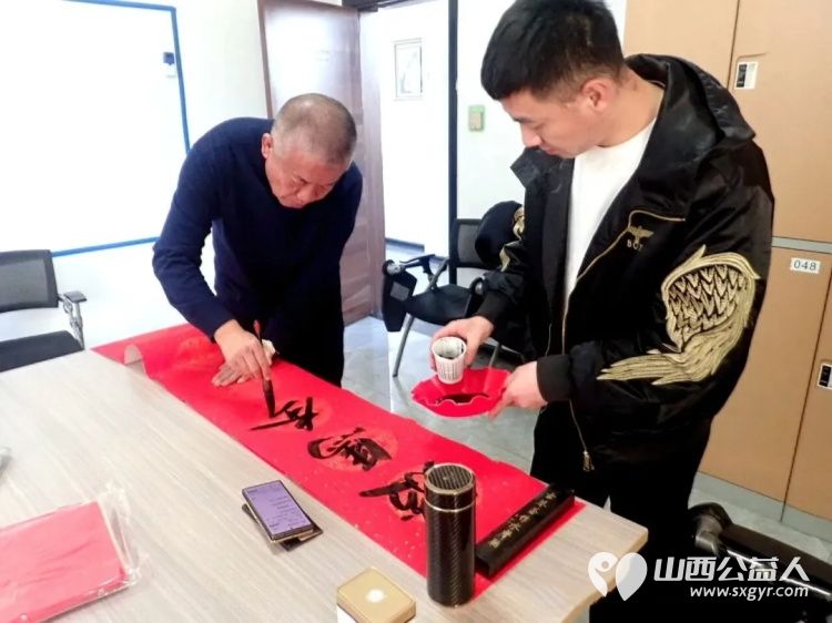 介休市御珑湾物业第五届我出春联你来写活动于元月24日在御珑湾物业二层举办介休老年书画研究会会员及社区书法爱好者挥毫泼墨书写春联送给社区居民 - 第11张 - 山西公益人 介休市御珑湾物业第五届我出春联你来写活动于元月24日在御珑湾物业二层举办介休老年书画研究会会员及社区书法爱好者挥毫泼墨书写春联送给社区居民 - 第11张