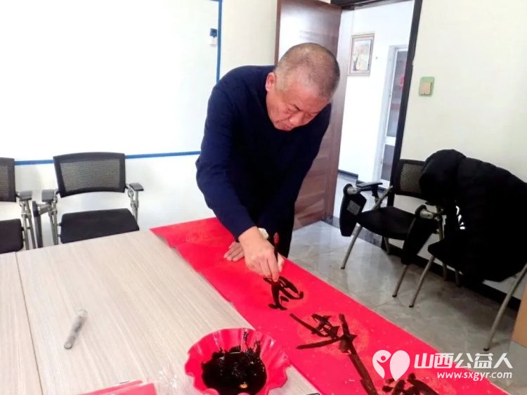 介休市御珑湾物业第五届我出春联你来写活动于元月24日在御珑湾物业二层举办介休老年书画研究会会员及社区书法爱好者挥毫泼墨书写春联送给社区居民 - 第21张 - 山西公益人 介休市御珑湾物业第五届我出春联你来写活动于元月24日在御珑湾物业二层举办介休老年书画研究会会员及社区书法爱好者挥毫泼墨书写春联送给社区居民 - 第21张